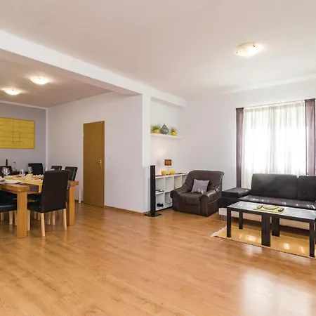 펜션 Beautiful Home In Liznjan