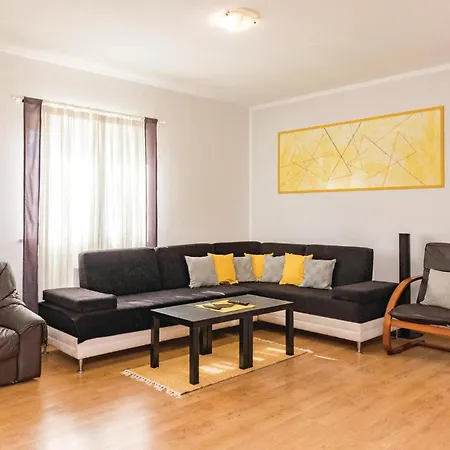 Beautiful Home In Liznjan * Ližnjan
