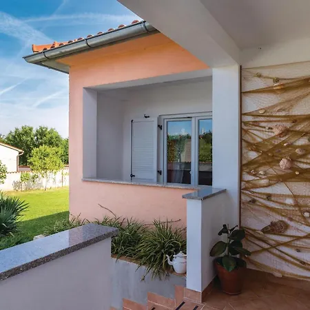Beautiful Home In Liznjan * Ližnjan